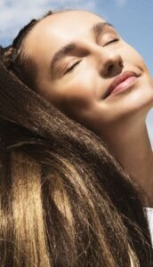 Read more about the article علاجات إصلاح روابط الشعر التالف: ما هي وهل تناسب الشعر المصبوغ؟